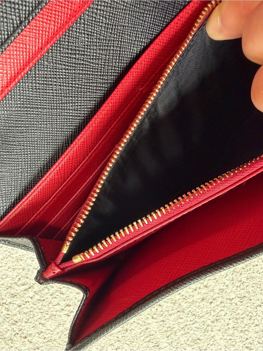 Prada Black and Red Saffiano Leather Wallet NWOT - Picture 5 of 16